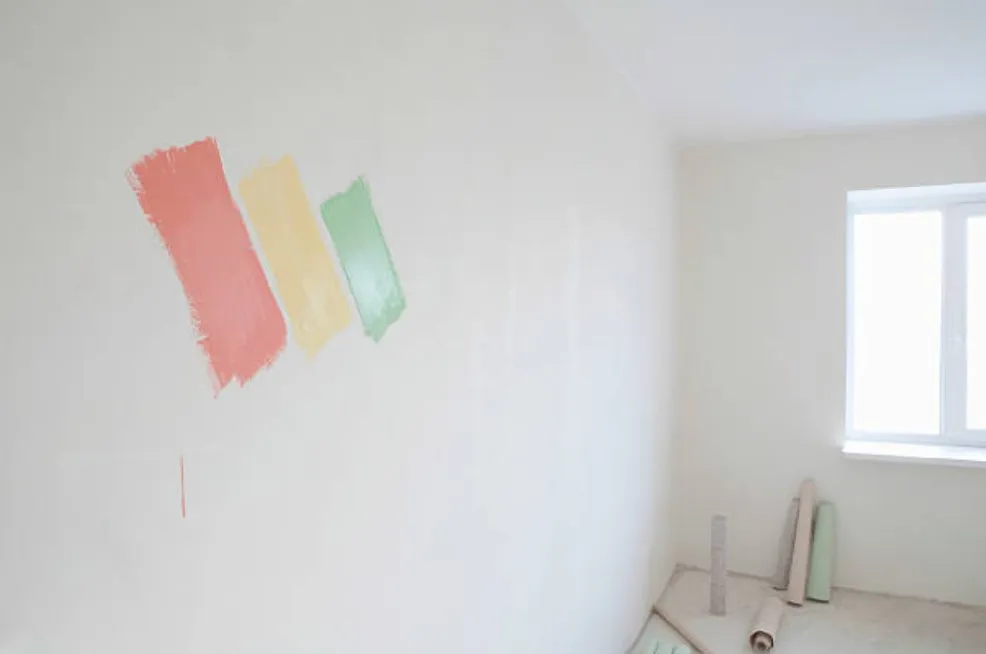 Сравнение обоев и покраски стен 